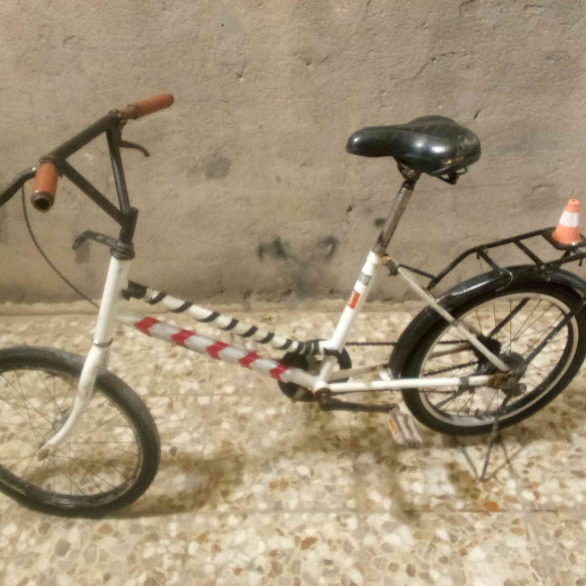 سلاام عليكم بايسكل حجم 20لبيع 35 وبي مجال قليل*********** اتصال وتساب
