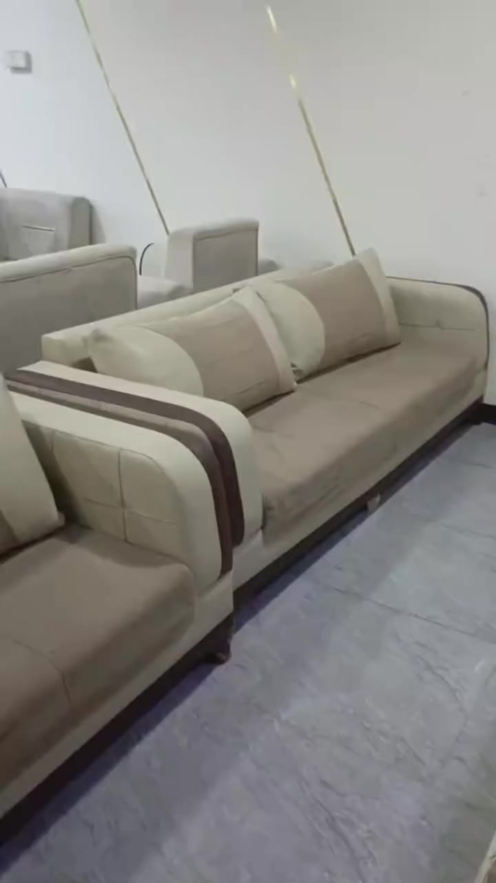 وصول حاويه جديده بس تخامه محاويل حئ العسكري بين حى الاسرى بإدارة مظفر الزيدي ابو علي نتصال عله هذا رقم ***********
