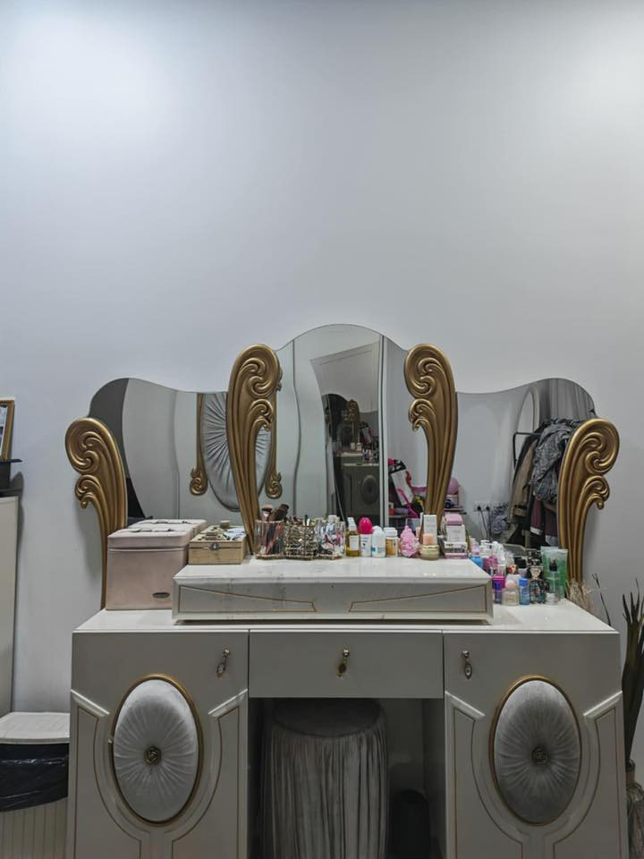 السلام عليكم 
من رخصة الادمن 
غرفة تركية نوعية ثقيل جدا للبيع 
السعر ٥٠٠ الف وبيها مجال 
تواصل واتساب رسائل فقط
***********
