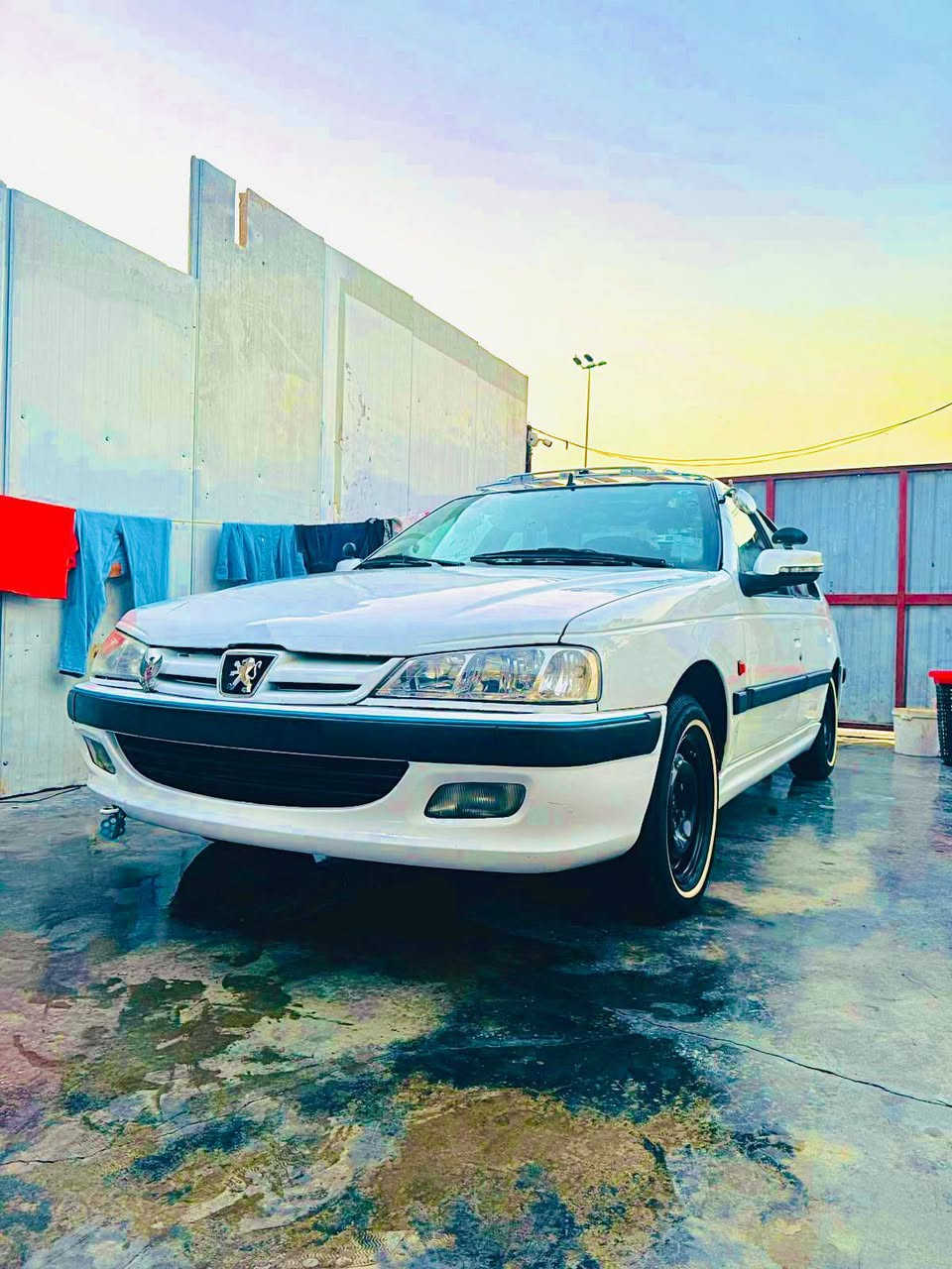 بيجو بارص 2015بيها جاملغ خلفي صبغ وباب بيه طخه مصلحه وخشم البنيد معمر. 1شاشه بيه مشدود2 تخم تاير خط أبيض جديد 3دوشمه كشنات وارضيه كامله السعر 54وبيه مجال.*********** مكاني بغداد الشعب شارع المدارس
