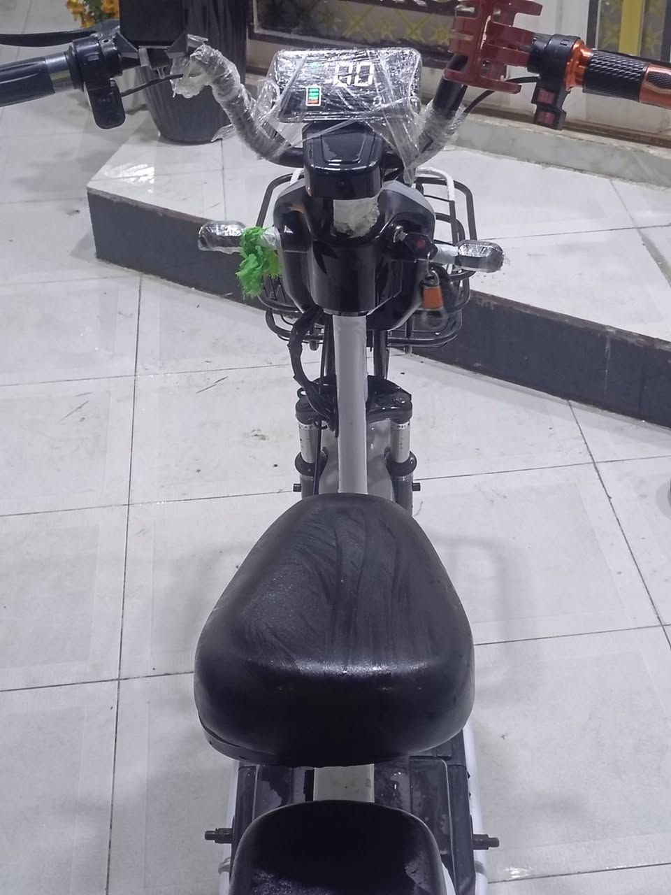 سلام عليكم دراجه شحن للبيع اسم الدراجه MR موديل 2025  الدراجه نضيفه حيل بيه سويج وبصمه الشاشه شغال اربع بطاريات وربع نمر السرعه 60 حقيقي نشرات شغاله الئشاير شغاله واذا اكو مرارس ار تسعه ار 8 عادي العنوان؟كربلاء       القادسيه الرقمl
*********** السعر 270 وبيه مجال قليل
