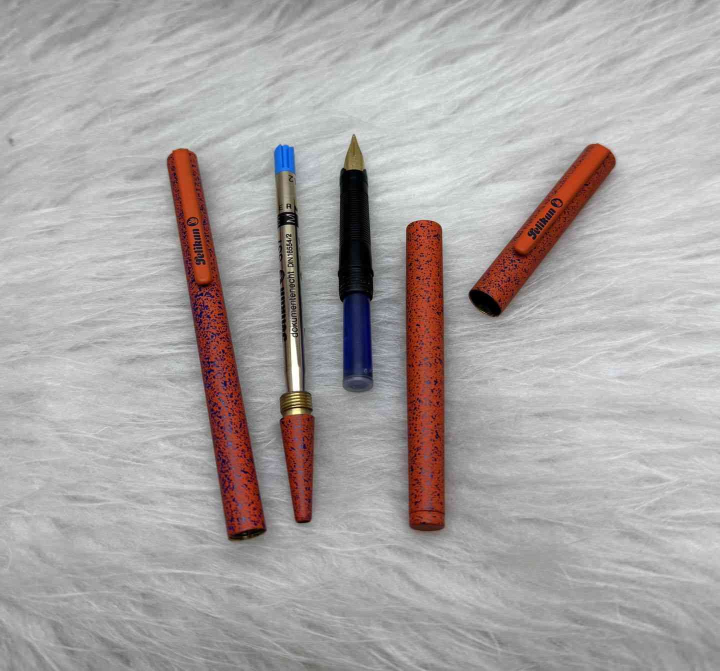 Pelikan
سيت بليكان 
حبر و جاف 
الماني المنشأ اصلي 
نقشة مميزة 
سلاية (ريشة) طلاء ذهب 
انتاج سنة الثمانينات 
حجم الخط M
مع العلبة الاصلية
جديد غير مستخدم
للاستفسار المراسله على الواتساب او الاتصال بالرقم  *********** 
يوجد خدمة توصيل داخل بغداد و محافظات
