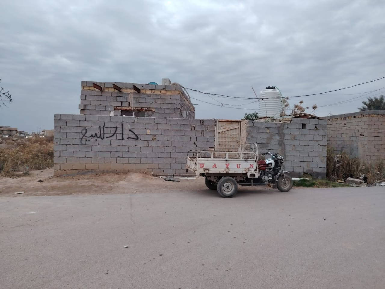 سلام عليكم بيت بحي الشرطه حواسم بيه غرفه ومطبخ وصحيات مساحه 150 متر بيه طارمه جبيره اتصال عل رقم ***********
