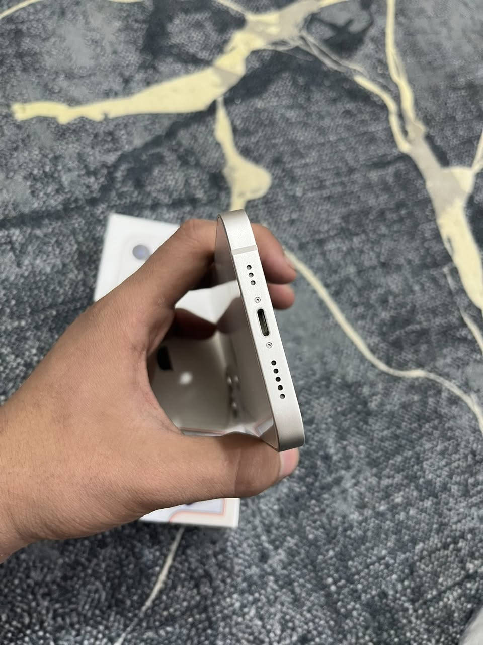 سلام عليكم ايفون 13 عادي ذاكره 128 بطاريه 92 شخط ما بي فقط ضربه خفيفه بل اطار بعده بضمانه نضافه 100 تواصل وتساب *********** السعر 480
