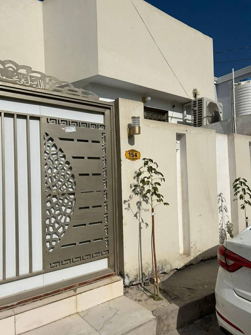 بيت للبيع طابو زراعي ٢٥ مقابيل قرية الغدير عمود ٢٢٧ شارع ١٤ البيت ١٥٠م غرفتين وصاله واستقبال وحمامين السطح شتايكر السعر ٦٥ وبي مجال.  للاتصال ***********)  ***********
