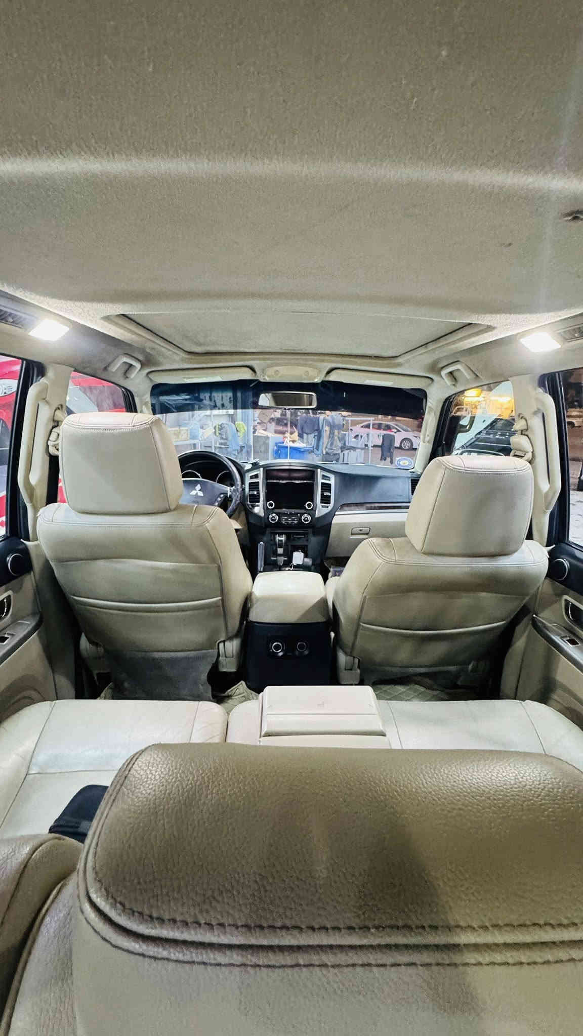 السلام عليكم 
للبيع باجيرو GLS ( حبتور ) 2015
رقم بغداد
محرك 6 سلندر 3500 ما مفتوح
كير فور ويل ثكيل وخفيف
ماشية 145 الف
داخل بيجي جلد  
كشنات الامامية كهرباء 
تبريد 3 قطع 
تحكم ستيرن
مثبت سرعة 
مري شفط
فتحة سلايد
شاشة اندرويد و كار بلي 
حساسات خلفية 
كاميرا خلفيه ( عمل )
7 راكب  
دمام خلفي 
وباقي مواصفات الحبتور معروفة 
السيارة جاهزة من كل النواحي 
تخم تاير جديد 
تبديل البنيد و الجاملغ نفس اللون اثر ضربة كلش خفيفة و راح اخلي صورة البنيد و الجاملغ قبل التبديل 
 موقع / بغداد / المنصور
السعر / 165 وبيها مجال 
للاستفسار / ***********
