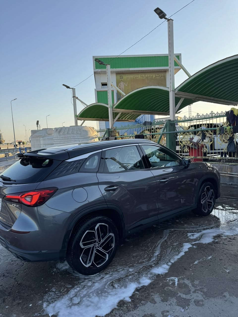 سلام عليكم سيارة ام جي one موديل 2023  لون اسمنتي فول مواصفات فئة لكجري 
مواصفات 
-بنورما 
-مقاعد جلد
-5كامرات
-حساسات
-قيادة ذاتية
-نقط عمياء
-طي المرايات اوتو
-دخول ذكي 
-انارات محيطية
-تحذير مغادة مسار

سيارة جديدة واستعمال نضيف جدا ماشية 10 الاف سيارة جديدة جدا  كل صيناتها بشركة وداخلة ضمان  كفالة عامة سعر ب185 وليها مجال
 وبيها مجال مكانها في البصرة 
***********
