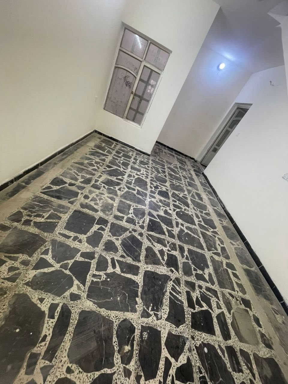 للإيجار في السيدية – بيت جاهز للسكن فوراً 🔥
📐 المساحة: 170 متر
✨ يحتوي البيت على 
✔️ 3 غرف نوم 
✔️ صالة
✔️ خدمات
✔️مطبخ 
✔️ كراج كبير يتسع لثلاث سيارات 🚗🚗🚗

🌿 بيت مرتب ومناسب للسكن العائلي، موقعه مميز وقريب من الأسواق والمدارس والخدمات اليومية.

💰 السعر: 900 الف 

للاستفسار واتساب

 ***********
***********
متوفر واتساب
