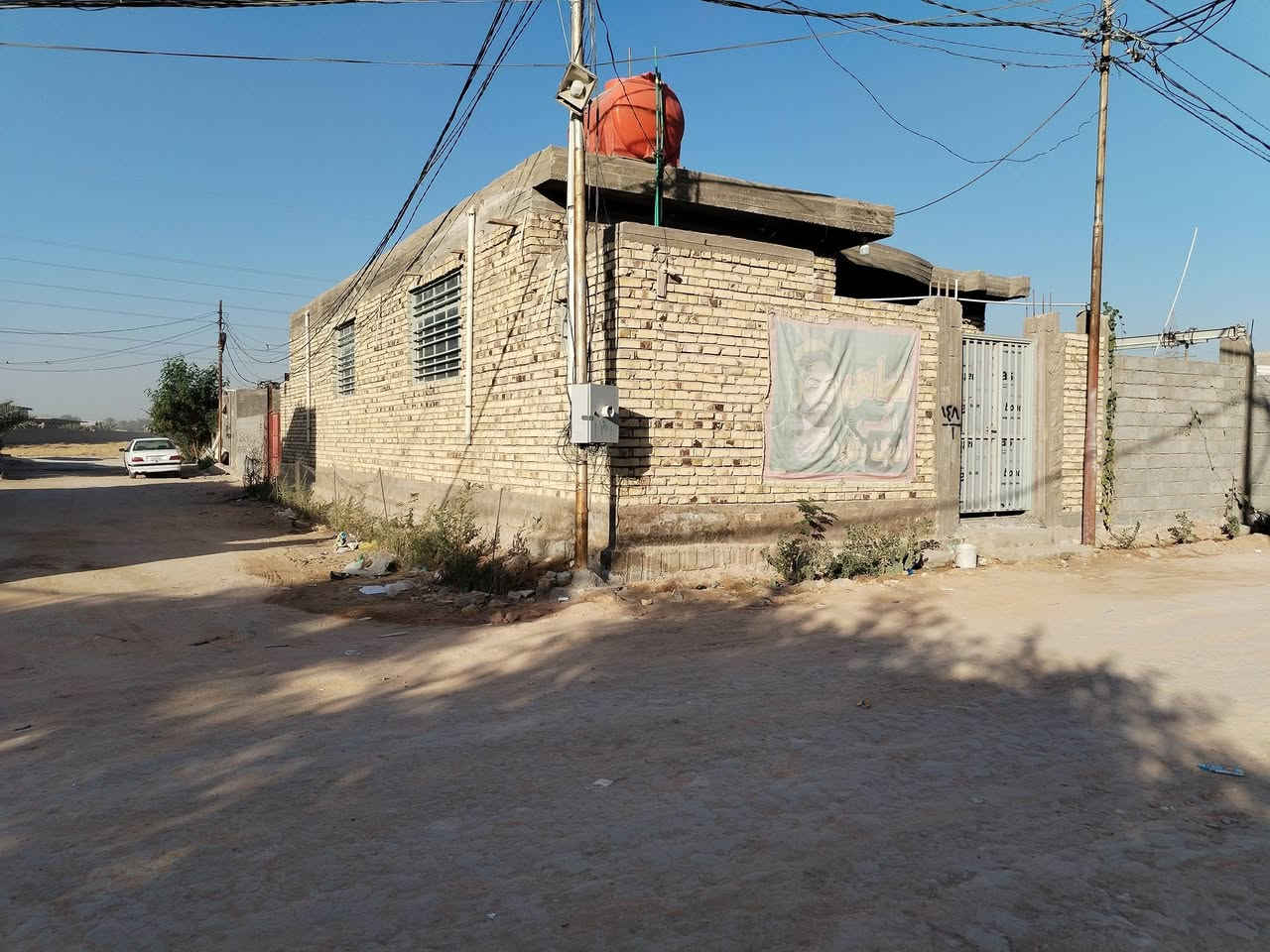 السلام عليكم بيت للبيع طريق يا حسين صاير بين عمود ١٣٣ وعمود ١٤٤ منطقه حلوه يمها اثنين مدارس وشوراع نضيفه
1.... مساحه البيت 600 متر ركن ع شارعين
2....مساحه البيت المبني ١٥٠ متر والباقي حديقه مرتبه ٢٠٠ ب الوره و ٢٠٠ كدام و ١٥٠ البيت ركن باجر عكبه تكدر اذا تريد تبيع منها
3....البيت ملبوخ وارضيه صب والسقف كونكريت شغل درجع أوله باقي تشطيبات تكملهن مساحه جبيره الحمدلله
4.... سبب البيع السفر
5.... سعر البيت مراسله صفحه او الاتصال وسعر زين
***********
