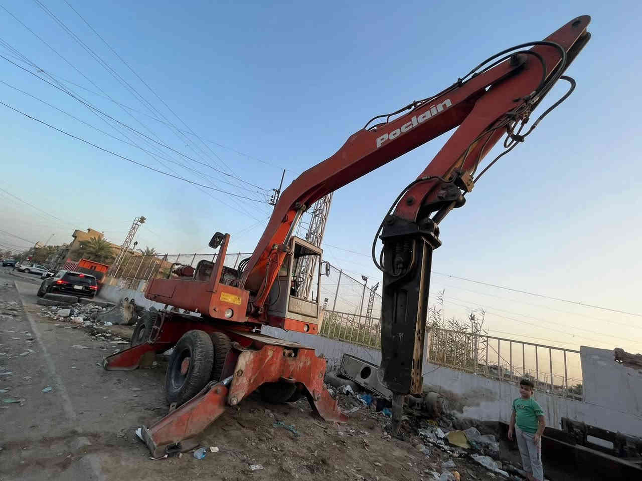 السلام عليكم
عندي حفاره بوكلاين للبيع 

موديل 1991
الحفاره شغاله كلشي مابيه 
ونضيفه 100/100
الحفاره جاهزه للشغل 
موجوده في محافظه بغداد 

السعر 100 ورقه يعني شده وبيها مجال للشراي 

لاستفسار *********** ابو امير
