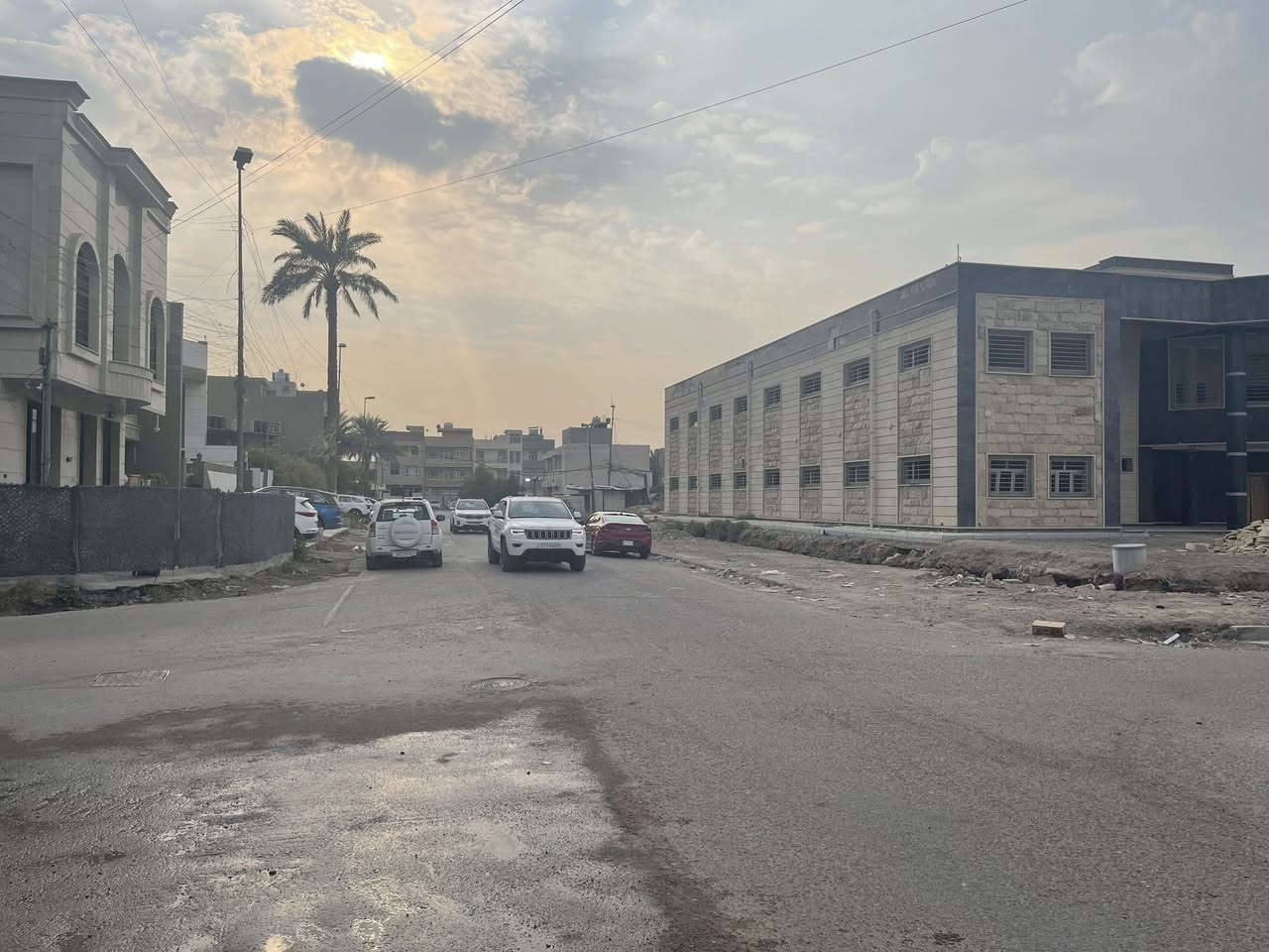 للبيع مشتمل ركن حديث ثلاث طوابق على ثلاث شوارع موقعه المساحه ١٠٤ متر واقع حال ١١١ الواجهه ٨ والنزال ١٣ يحتوي الطابق الاول على مطبخ واستقبال اكبار بالوجه وغرفة نوم وخدمات وباب خلفي يطلعلك الخارج البيت والطابق الثاني ثلاث غرف نوم وخدمات والطابق الثالث غرفة ماستر كبيره الموقع شارع فلسطين محله ٥٠٨ قرب جامع الفاروق مقابل روضة بغداد 

للاتصال *********** او *********** شركة الخيمه للعقار السعر عالخاص راسلني لو تتصل
