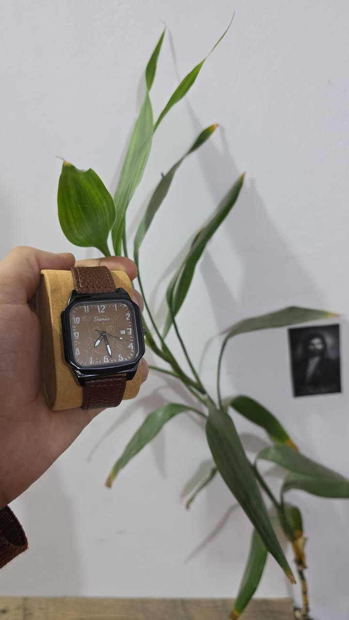 ساعة يد انيقة مربع بحواف ناعمة⌚
▫️مناسبة :كاجوال شبه رسمي✅
▫️ارقام عربيه
▫️عداد تاريخ 📅
▫️الضهر مختم
▫️عقارب مضيئة في الضلام
تصميم كلاسيكي انيق يناسب جميع الاذواق✨


**إذا كنت صاحب هذا الإعلان وتريد حذفه لأي سبب، رجاءا أرسل رسالة إلى الدعم الفني**