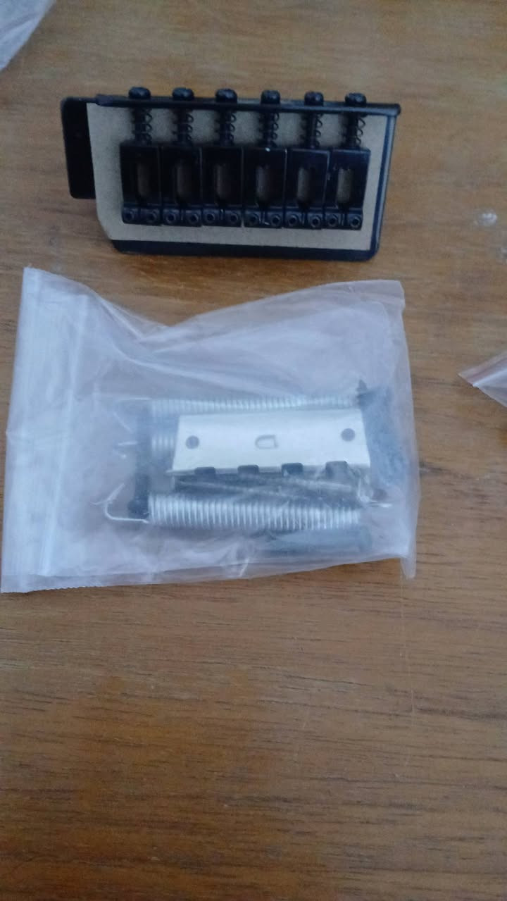 إعلان: قطع جيتار كهربائي أصلية (جديدة كلياً - غير مستخدمة)
​1. نظام Bigsby Vibrato (لون كروم):
​الحالة: جديدة تماماً، لم تُركب ولم تُستخدم أبداً.
​الملحقات: كاملة مع النابض (السبرنغ) الأصلي وكيس البراغي، جاهزة للشد فوراً.
​الموديل: Horseshoe، يركب على جيتارات (Telecaster, SG, Les Paul Flat Top).
​2. جسر ثابت Hardtail Bridge (أسود مطفي):
​الحالة: قطعة جديدة ونظيفة جداً.
​الملحقات: كاملة مع براغي التثبيت والينابيع الخاصة بالسروج.
​الأسعار:
​سعر الـ Bigsby: 55,000 دينار عراقي.
​سعر الجسر الأسود: 15,000 دينار عراقي.
​سعر القطعتين معاً (قفل): 65,000 دينار عراقي.
​للتواصل والاستفسار، الاتصال على الرقم:
***********
​ملاحظة: القطع نظيفة جداً ومثل ما مبينة بالصور، والبراغي والملحقات كلها موجودة وياها.
