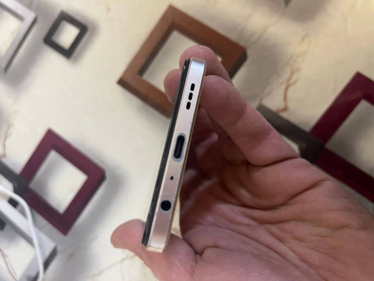 السلام عليكم الشاشه مكسوره من جوه مثل ما موضحه بالصور بس ما مأثره ابد مكاني شقق زيونه 75السعر *********** بي كاميرا مجهريه
