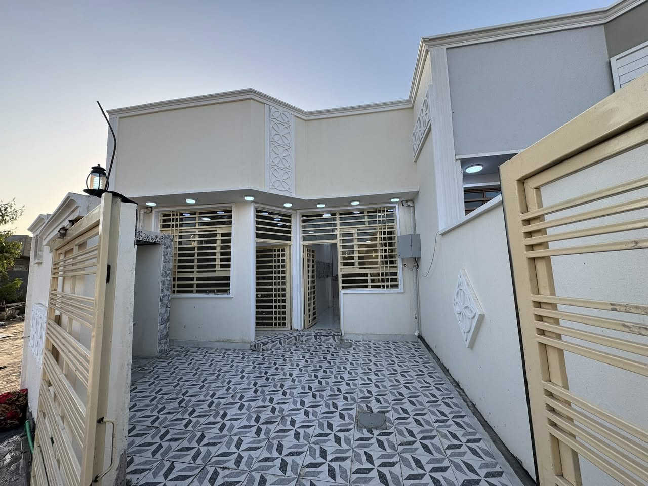سلام عليكم يوجد دار قطع حجيه نوفه عل شارع ريسي يحتوي دار غرفه واستقبال  وهول ومطبخ مجمع صحيات كراج سياره حمام خارجي المساحه ١٣٥ تحويل ١٠٠بناء حديث رقم هاتف ***********
