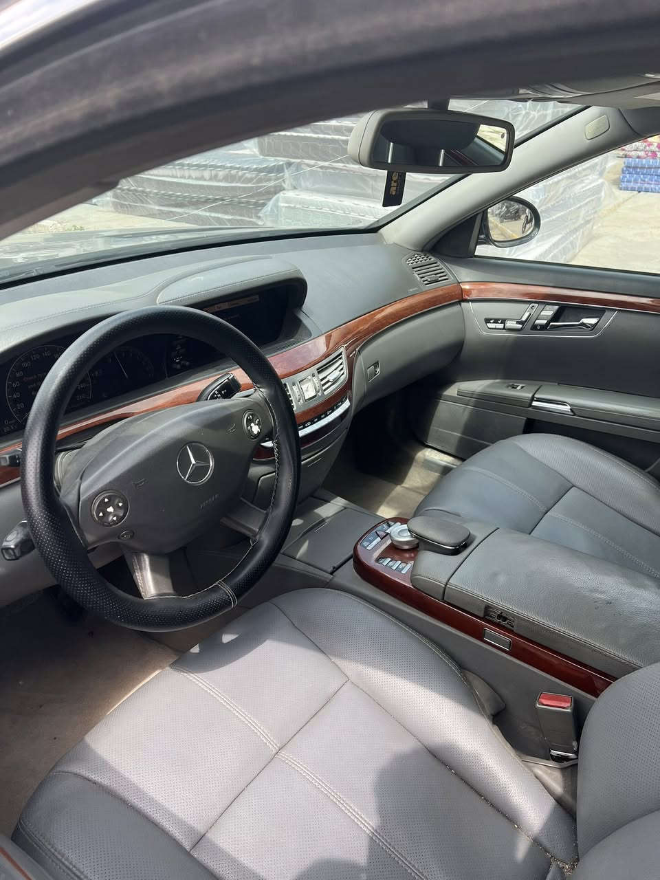 سلام وعليكم مارسيدس 350  موديل 2006 فول مواصفات بيه قطعتين صبغ كلير  سياره جاهز علا آخر حبايه رقم أربيل جديد كير محرك كفاله سعر 165 مكان بغداد جكوك رقم تلفون ***********
