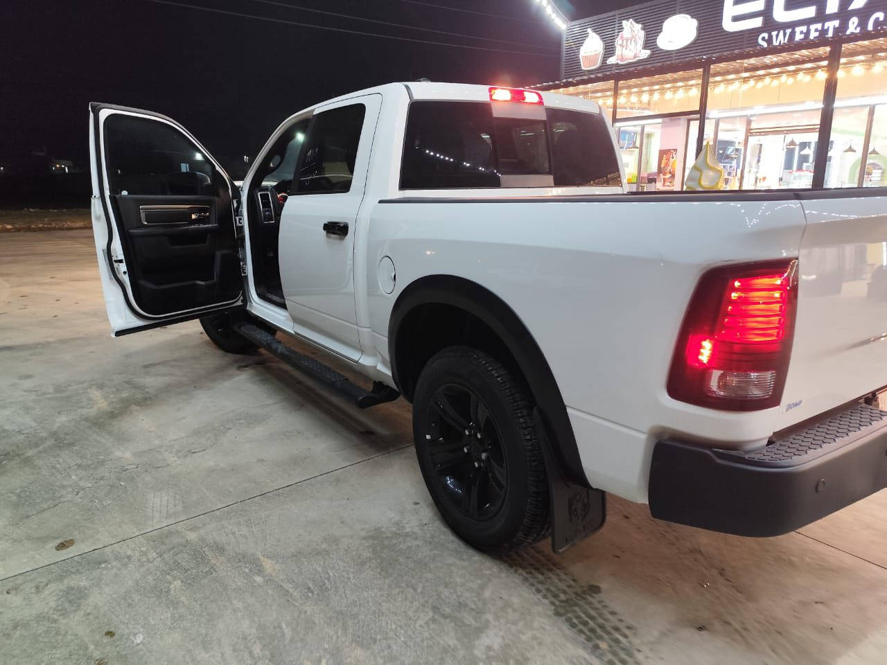 دوج رام للبيع 
موديل٢٠٢٣ رقم سليمانية عداد(٩٨) كيلو متر باب طويل بدي قصير حمايه امامي تغليف + داخل تغليف+ غطاء بدي فور ويل (٦) سلندر حجم(٣٦٠٠) صبغ قطعه واحده فقط جاملغ امامي بدون وداخل صور الحادث مرفقه مع صور سعر(٢٧٥)$
هاتف/***********
هاتف/***********
