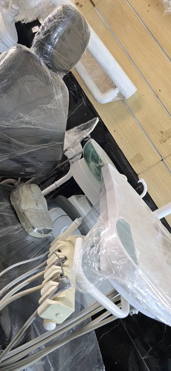 كرسي اسنان مستخدم 
نضافه ٩٥% جديد 
لايت لد ثلجي 
منضومه سكيلر داخليه خاصه بلكرسي جديده
سبتون متحرك

مع كمبريسر ٣٥ لتر سوبر سايلنت طبي مغلون
بسعر مناسب جدآ 
للأستفسار ***********
