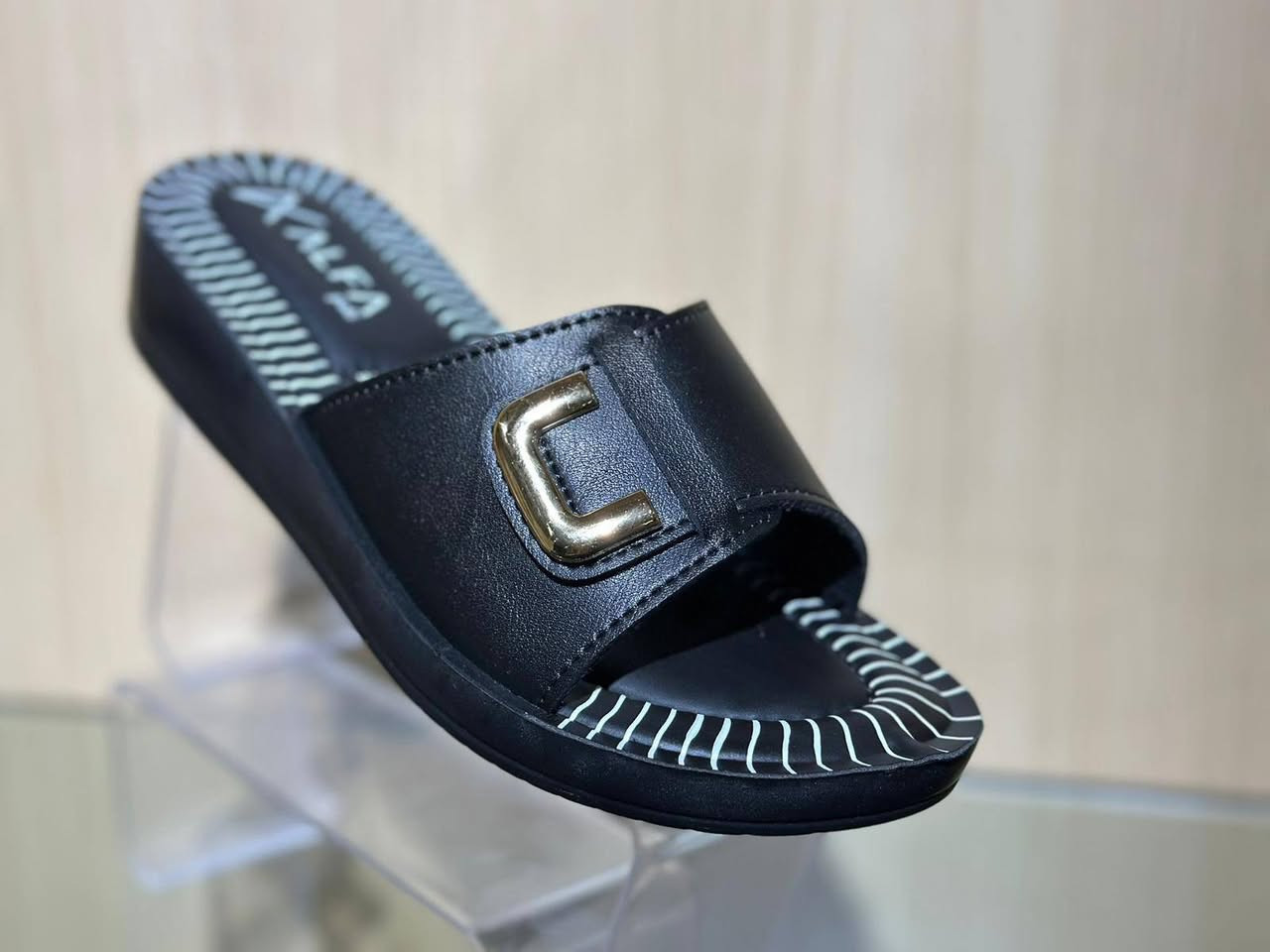 شحاطة نسائي طبي درجة اولى. 
سعر الدرزن 28 الف. كمية محدوده
قياس نسائي من37 الى 41... 
🚛يوجد توصيل لجميع المحافظات.


**إذا كنت صاحب هذا الإعلان وتريد حذفه لأي سبب، رجاءا أرسل رسالة إلى الدعم الفني**