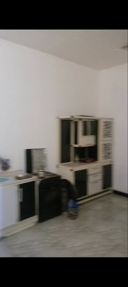 بيت للبيع بيع مستعجل 65مساحة 107 متر واجهه 5 نزال 20 البناء استقبال الطول 6 العرض 4 آلة مدخل متر و 10 حولي درج هوة مطبخ بنفس الوقت غرفة نوم 5 بربعة منور خدمات بناء بلوك ارتفاع متر عن الشارع موقع أبو غريب خلف التربية قريب مركز شرطة الرسالة والمدارس بناء حديث /*********** تواصل وتساب اتصال ممتواجد عل فيس
