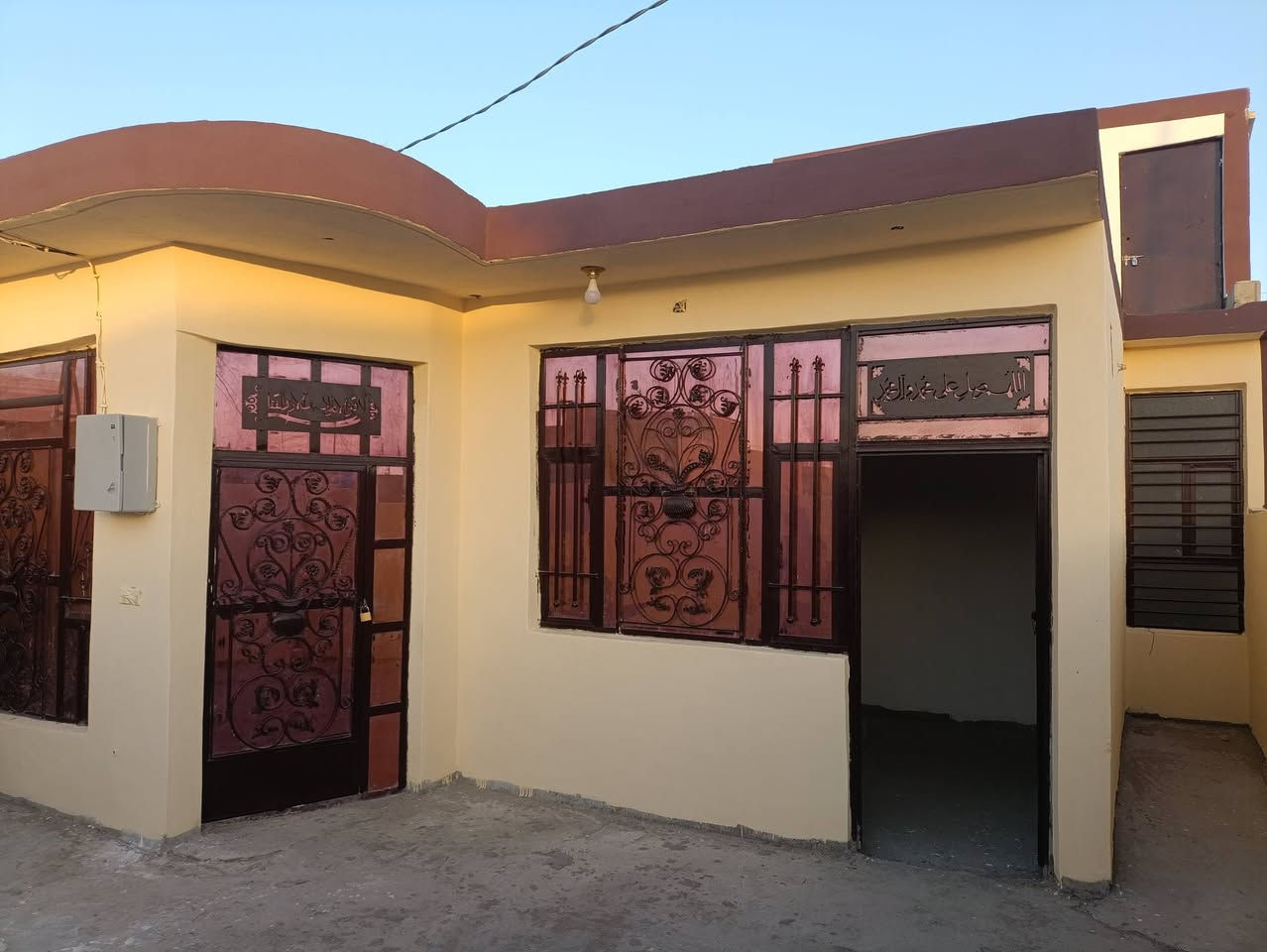 دار للبيع مساحة 150متر ركن
غرفة نوم وحده وصالة واستقبال ومطبخ وحمام 
الارضيه صب 
حواس خلف اسواق ابو منذر 
***********
