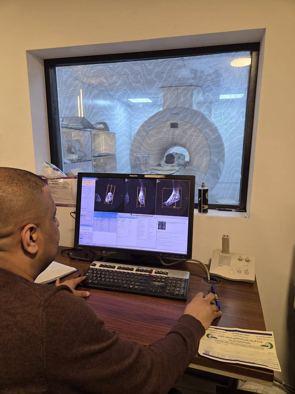 تحية طيبة،

بحمد الله وتوفيقه، يتشرف مكتب الراصد للأجهزة الطبية وكادره الهندسي المحترف بالإعلان عن إنجاز جديد تم بالتعاون مع إدارة وكادر مجمع برجمان الطبي عيادة ضلال بيروت 

– بغداد  / شارع فلسطين / ساحة بيروت 

حيث تم بحمد الله نقل و تنصيب وتشغيل:

جهاز الرنين المغناطيسي موديل :

- MRI Philips Achieva 1.5 T

مع إجراء كافة المعايرات (Calibrations) لتحقيق أعلى جودة للصور الطبية.

نبارك لإدارة وكادر المركز هذا الإنجاز والمتمثل بالسيد محمد اموري المحترم ، ونتمنى لهم دوام النجاح والتوفيق في خدمة المرضى وتطوير الخدمات الصحية في المنطقة.

كما يواصل مكتب الراصد تقديم خدمات الصيانة والدعم الفني لما بعد البيع في مختلف المحافظات، مع الالتزام باستخدام قطع غيار أصلية وضمانات موثوقة، بما يعزز ثقة عملائنا الكرام.

⸻

📞 للاستفسار والتنسيق:
 • قسم المبيعات: ***********
 • قسم الصيانة: ***********
 • الإدارة: ***********

📍 العنوان: بغداد – حي الجامعة / قرب نفق الشرطة

⸻

#MRI
#CT_Scan
#Cath_Lab
#XRay
#Philips
#Hitachi
#Siemens
#مكتب_الراصد
#Chiller
