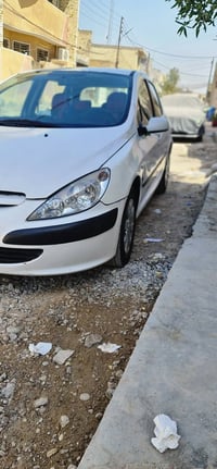 بيجو 307 موديل 2004 اللون ابيض السياره عليهه ادامه كامله من كل النواحي...