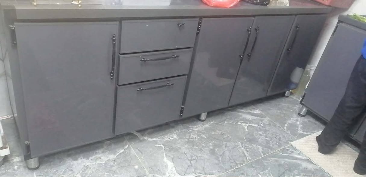 السلام عليكم كاونتر ثلاث قطع للبيع مترين ونص هوه والملحق +الحوض متر ونص ماصار شي من فصلنه العنوان موصل الايسر للستفسار اتصل عل ***********
