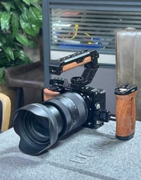 Sony zv-e10 للبيع وياها الكيج والهاندلات  والعدسة الkit 16-50mm السعر ...