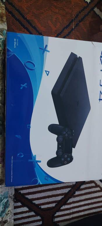 بلي ستيشن فور مهكر واحد تيرا 
كامل هوة وملحقات 
جوستكات ثنين إصليات
***********
