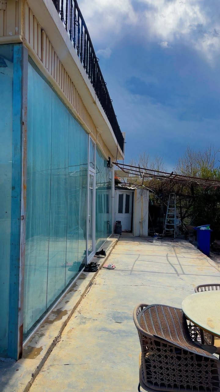 بيت للبيع بهواره برزه ..4غرفه نوم معا استقبال ومطبخ صحيات 4 بيت قاطين خدمات كامل بيت خطين كهرباء وخطين مي  سعره مناسب فيلئ مو بيت فول سقف ثانوي وكاشي مساحه 300م ***********
