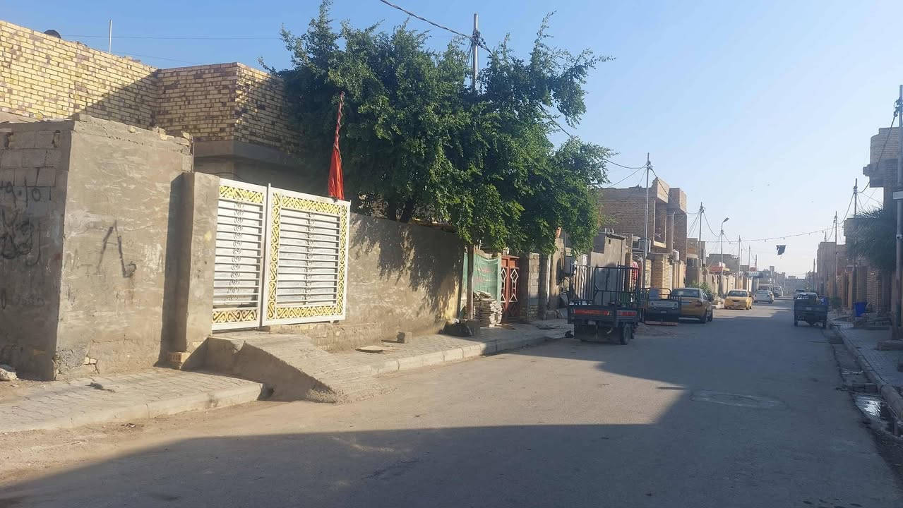 السلام عليكم
دار للبيع في حي الحوراء زين القوس 

مساحه الدار 200م واقع حال 220 
بناء بسيط يعتبر قطعه ارض 
ويصلح للسكن قرب الكراج 
يباع على المبادره 

للاستفسار 
واتساب 

***********
