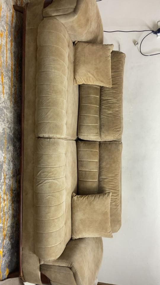 السلام عليكم تخم تركي درجة أولى ٨ مقاعد يصير سرير وبي مخزن مشتري ب ١٦ ورقة نظيف جداً    للبيع بسبب صغر مساحة البيت  السعر ٨٥٠ ألف 
للاستفسار ***********
