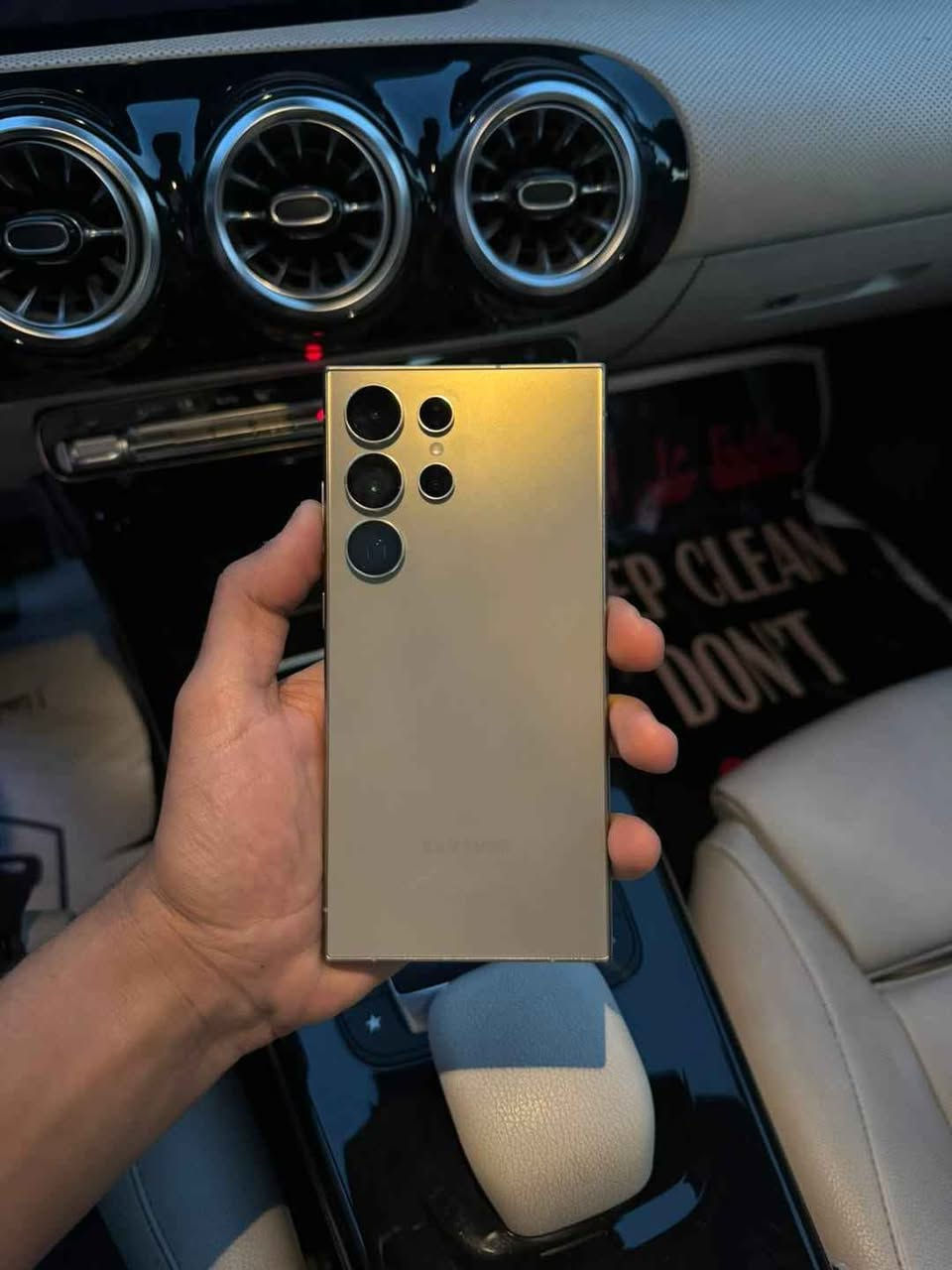 اس 24 الترا ذاكرة 256، بعده بالضمان
مع ضمان عين الفهد الرسمي للشاشات 
 نسخة الشرق الأوسط.
شريحتين سيم كارت
 ولونه تيتانيوم،
 كامل ملحقاته وويا ثلاث كفرات، للمراوس أو للبيع ب ١١٠٠ 
عنوان بغداد ***********
***********
واتس أو اتصال بغداد, العراق
