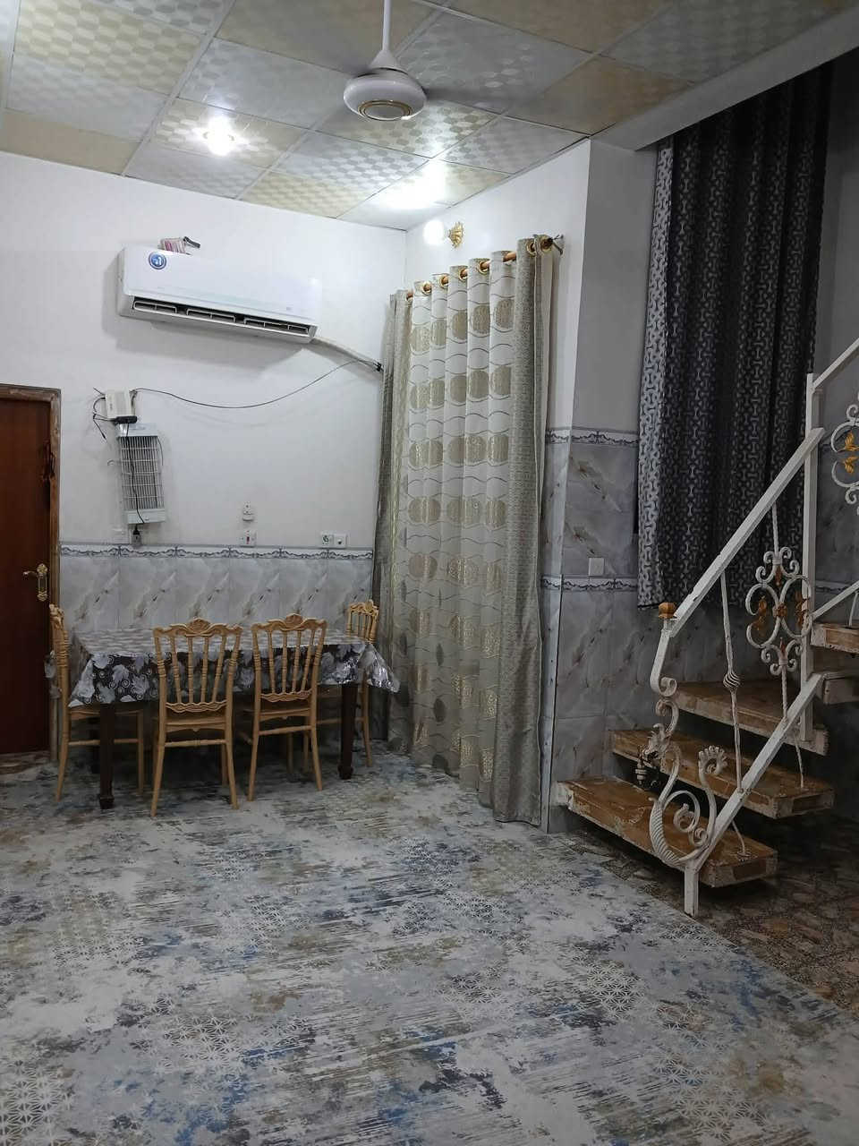 للبيع بيت مساحة 100 متر ، ميلاد حولي ، بناء مال جناي ، غرفه وصاله ومطبخ واستقبال ، البيت نظيف كاشي وسيراميك واضح بالصوره ، الأساس صب
 والبناء طابوك 
السعر 77 مليون وبي مجال
