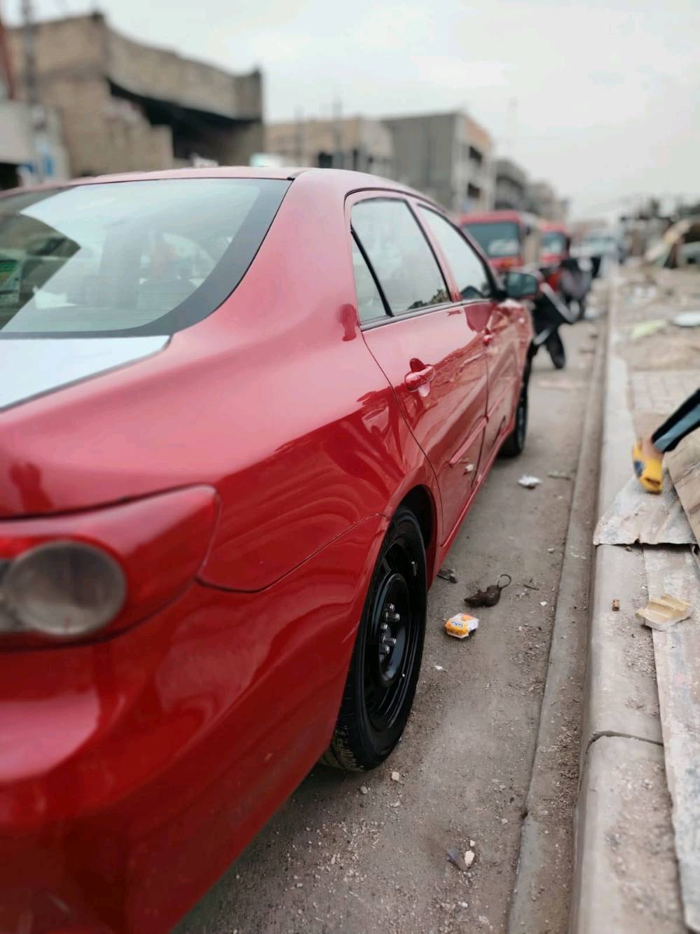 سيارة تويوتا كورولا موديل حديث، لون أحمر جذاب مع سقف أبيض مميز. السيارة بحالة جيدة كما تظهر في الصور، والمحرك يعمل بسلاسة. المظهر الخارجي نظيف والداخلية واسعة ومريحة. فرصة رائعة لاقتناء سيارة موثوقة وبتصميم أنيق.