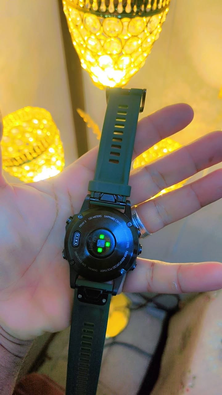 المواصفات التفصيلية الكاملة لساعة Garmin fēnix 5 (نسخة الياقوت Sapphire الموضحة في الصورة): [1]
المواصفات التفصيلية الكاملة لساعة Garmin fēnix 5 (نسخة الياقوت Sapphire الموضحة في الصورة): 
📐 التصميم والأبعاد

أبعاد الهيكل: 47.0 × 47.0 × 15.5 ملم.

الوزن: 87 غراماً (مع حزام السيليكون).

مواد التصميم: إطار الشاشة والأزرار والغطاء الخلفي مصنوعة من الفولاذ المقاوم للصدأ (Stainless Steel)، والهيكل من البوليمر المقوى بالألياف.

حجم الشاشة: 1.2 إنش (بقطر 30.4 ملم).

دقة الشاشة: 240 × 240 بكسل، ملونة بالكامل (64 لوناً)، وتعمل بتقنية (Transflective) لضمان وضوح خارق تحت أشعة الشمس المباشرة.

عدسة الشاشة: زجاج الياقوت الكريستالي (Sapphire) المقاوم جداً للخدش والصدمات. [1, 2, 3, 4]

🔋 عمر البطارية (ليثيوم أيون)

وضع الساعة الذكية: يصل إلى 2 أسبوعين.

وضع التتبع المستمر (GPS): يصل إلى 24 ساعة.

وضع توفير الطاقة (UltraTrac): يصل إلى 60 ساعة (بدون قياس نبضات القلب من المعصم). [1, 2, 3]

📡 المستشعرات والاتصال

أنظمة الملاحة: تتبع مزدوج متقدم عبر أقمار GPS و GLONASS.

مستشعرات ABC: مقياس الارتفاع البارومتري (Altimeter)، مقياس الضغط الجوي للتنبؤ بالطقس (Barometer)، وبوصلة إلكترونية ثلاثية المحاور (Compass).

التقنيات اللاسلكية: تدعم Wi-Fi (حصرياً لنسخ السافير للمزامنة التلقائية)، بالإضافة إلى Bluetooth Smart و ANT+ لربط الحساسات الخارجية.

مستشعر القلب: مستشعر Garmin Elevate المدمج لمراقبة نبضات القلب والإجهاد على مدار الساعة.

🏊‍♂️ ميزات مقاومة الماء والرياضة

مقاومة الماء: تصنيف 10 ATM (مقاومة ضغط الماء حتى عمق 100 متر)، مما يجعلها ممتازة للسباحة والغوص السطحي.

الأنظمة الرياضية المحملة: تدعم بروفايلات مخصصة ومحترفة للجري، الدراجات، السباحة (في الأحواض والمياه المفتوحة)، التزلج، الغولف، والتجديف مع حساب عدد الضربات والمسافات بدقة.

الذاكرة الداخلية: 64 ميجابايت لحفظ مسارات الأنشطة والبيانات.

🌹 تدعم خرائط العراق 

🌹تدعم اللغة العربية 

🌹تدعم شعارات الاتصال والرسائل عربي 

🌹السعر 200 الف مع التوصيل


**إذا كنت صاحب هذا الإعلان وتريد حذفه لأي سبب، رجاءا أرسل رسالة إلى الدعم الفني**