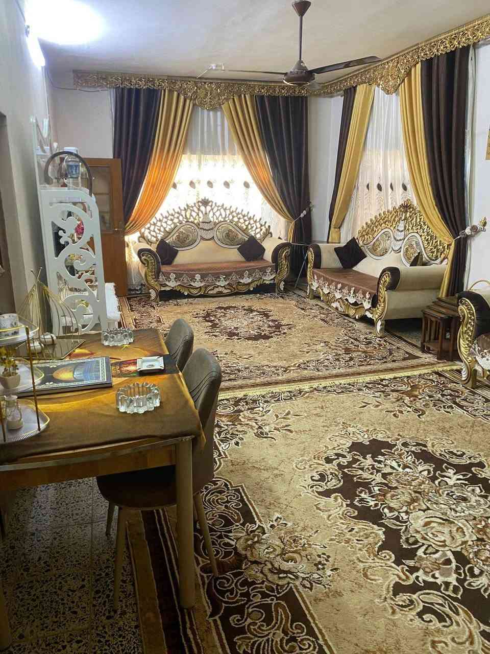 #بيت_للبيع 

  🌍 الموقع  / حي الجبيريه ألاولى 
  📍 خلف طيبه مول 

  📐 المساحه  / ( 300m  ) طابقين 

  🏠 #ركن_صاد_على_ساحه 

  _ موقع راقي جدا 💯  _ قريب على الشارع العام 
 
 💠 يتكون من أربع 4 غرف نوم 
                      وصاله واسعه ومطبخ 
                            وحمام داخلي وخارجي 
                               وكراج كبير وحديقة واسعه 

  💰 السعر مناسب للشراي  ( لمعرفة السعر ارسل رقم  ( 1 ) 
        ■■■■■■■■■■■■■■■■■■■■■■■■
           للإستفسار أكثر يمكنم التواصل عبر رقم الهاتف 
                ☎️ ( ***********  )☎️ أبو سيف 

          🙋‍♂️ #أعرض عقارك يمنه وأنته مرتاح بالبيت 🏡
                      وحنه نهتم بالبيع والترويج 

📍 #العنوان_الضباط_الثانيه  📌 مقابل #شارع_ألفين  .
