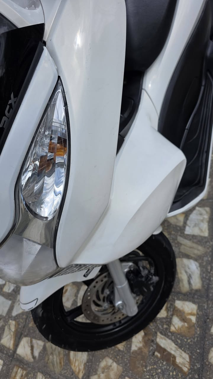 ‏السلام عليكم PCX جيل أول🇯🇵 ياباني مرقم بغداد  مشروع وطني رقم إنكليزي  بسمي تحويل ثاني يوم  هزة جديدة      
‏​⚙️ المحرك: 125CC مواصفات 150  شوتة جبيرة
‏​🎨 اللون: ابيض صدفي مـمـيـز ❄️.  
‏ماشية 26 الف وبل يابان ماشية 17الف 
‏سويجات عدد 2
‏مواصفات
‏حساس ازدحام ✅
‏حساس استان ✅
‏لدراجة ورقة المزاد مالتهة وصور اليابان وتقريرهة  مالتهة موجود    
‏ 🛠️ الدراجة: مكفولة من كلشي   
‏​​📍 الـمـكـان: بـغـداد : الشعب
‏📱 لـلـتـواصـل والإسـتـفـسـار:📞 [‪***********‬) 
‏
