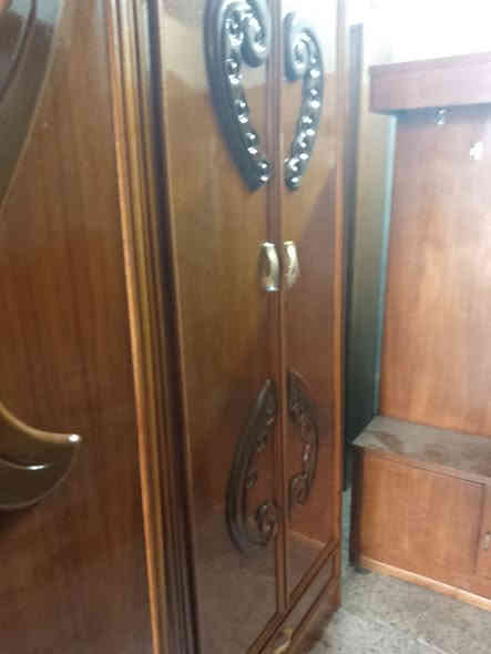 تعلن محلات جسار للمزاد العلني عن وجود غرفه نوم ملحق صاج طبيعي داخل وخارج خشب خمسه  ملم توصا مستعمل لاتصال بغداد حي الإعلام شارع قطر الندى أهلا وسهلا بكم ***********
