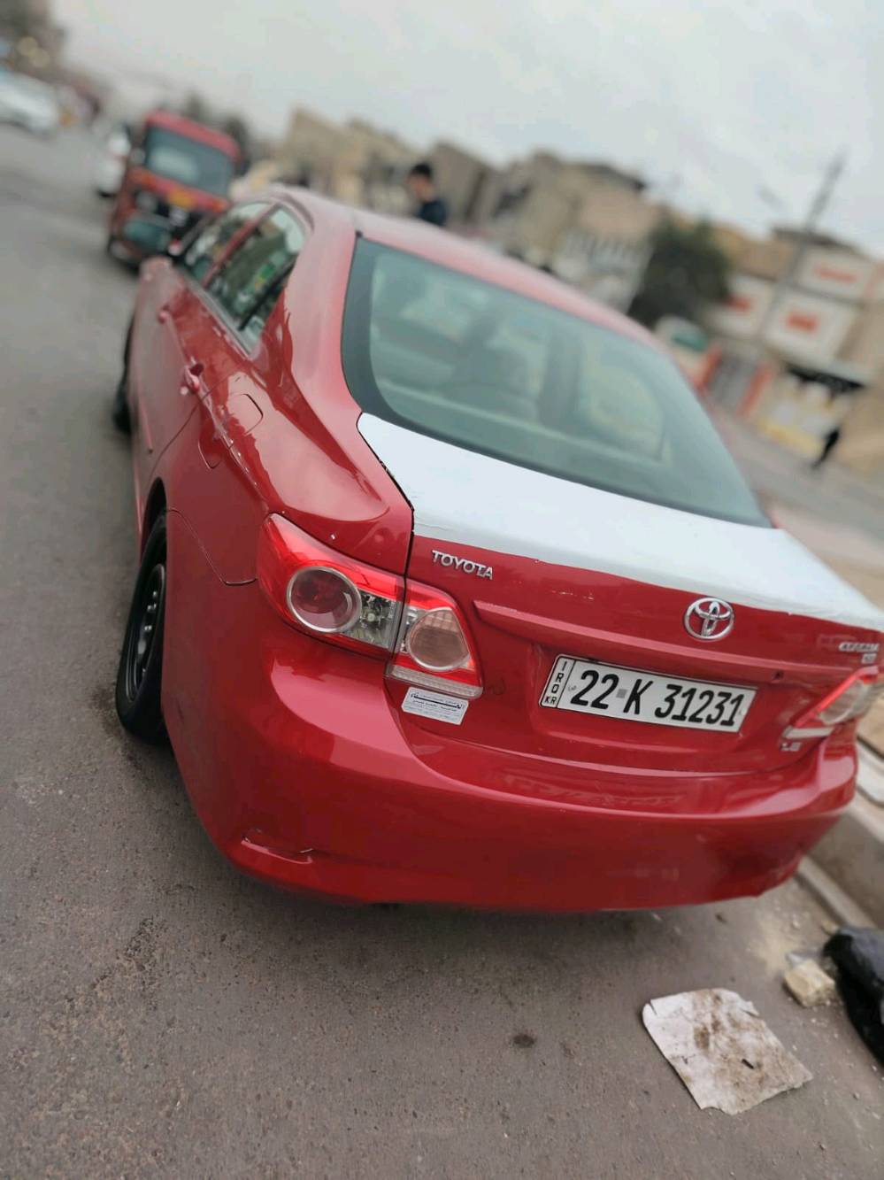 سيارة تويوتا كورولا موديل حديث، لون أحمر جذاب مع سقف أبيض مميز. السيارة بحالة جيدة كما تظهر في الصور، والمحرك يعمل بسلاسة. المظهر الخارجي نظيف والداخلية واسعة ومريحة. فرصة رائعة لاقتناء سيارة موثوقة وبتصميم أنيق.