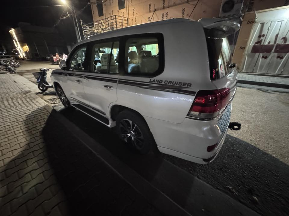 السلام عليكم لاندكروز 2021 بريم اصل ماشية 33 حقيقي جديده جدا رقم بغداد بسمي تحويل ثاني يوم السعر 635 وبيها مجال مكاني كربلاء ***********
