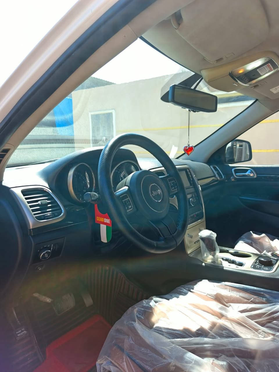 السلام عليكم
عيدكم مبارك

البيع جيب كراند شيروكي  مديل 13 

سياره خليجيه بيهه بارد بل باب الخلفي جهت السايق

سياره جديده كلش وأحله من الصوره فول ويل سياره عليهه دامه كامله ماتصرف عليهه رب دينار 

موقع السياره ديالئ شهربان اني مكلف بل نشر رقم صاحب السياره ***********
