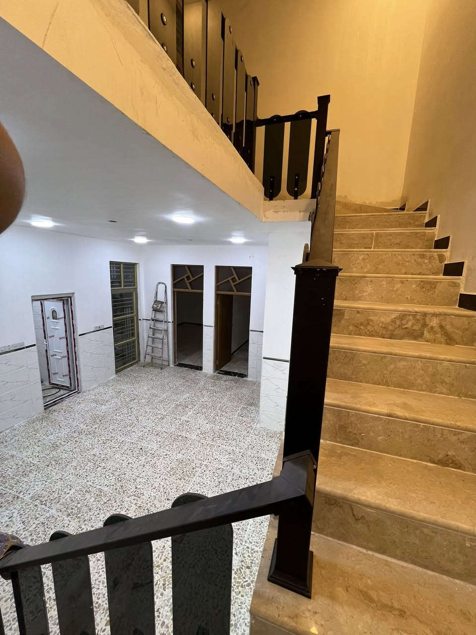 سلام عليكم بيت 150 متر قاط واحد  بغداد الحسينية قروب شارع الحشد بل 25658 بضهر شارع 30 ونافذ عل 40 يبعد عن شارع الحشد 60 متر تقريب بي غرفتين درج مرمر  ومطبخ حار وبارد وصالة جبيرة ستقبال 6متر  سعر 96 وبي مجال بصيط تصال ‭0787 421 9399‬وتساب ***********
