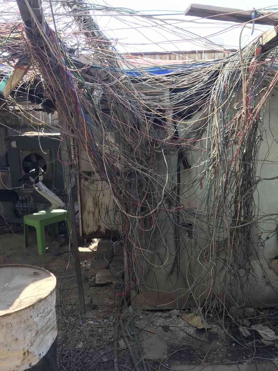 سلام عليكم اخوان احنه كادر لتصفية وترتيب وايرات المولدات انشيل الواير التالف والمتروك ونرتبه مثل الضفيره عندك نقل جوزات او بوردات تنضيف التيوله اتصل وتدلل ***********
