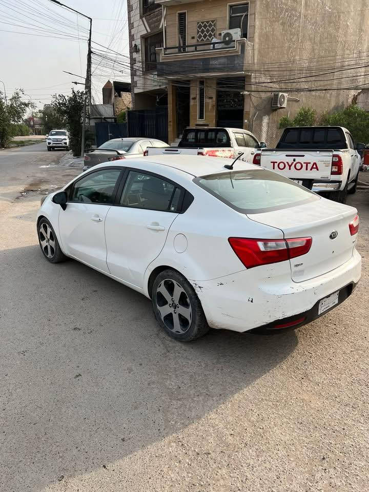 كيا ريو موديل 2013 وارد امريكي ضربتها موضح بلصور  مكينة 1600
كفالة مكينة ناعمة
وكير 
وشاصي 
ماشية 116 
سيارة مال بيت مو بياع شراي 
تستلم جاهز سنوية ورقم وغرمات جديد
  سعر سيارة ب82 وبيها مجال بسيط 
سيارة جاردة وبيها نقوصات جدا بسيطة 

مكان سيارة بغداد
***********
