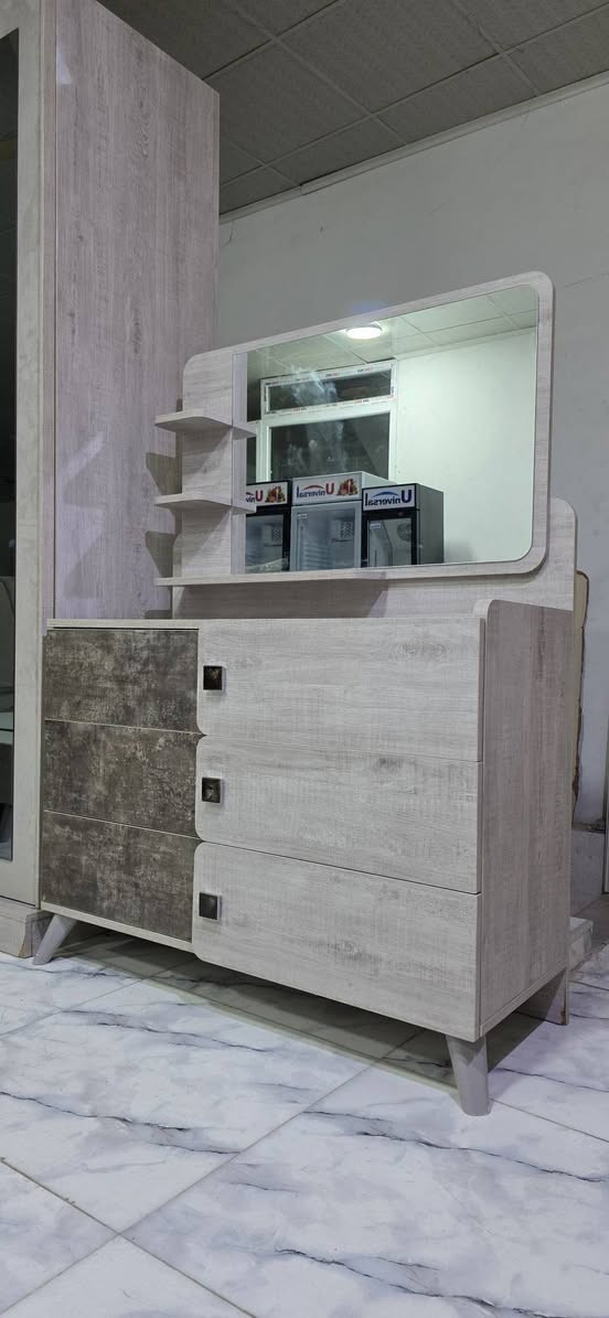 پێشنگای میر هەمیشە ناوازە‌🍁
تاقمێکی بێنج پارچەی لۆک لۆکم بۆتان هێناوە💐
ئەم تاقمە بازاڕی نیە تورکی عەسڵ دیوانە🌹
وەک لۆک ماوەتەوە شوختی نیە🍃
تەنیا ماشااللەی دەوێت ماڵی دۆستە🌸
نموونەی جوانی ڕەنگی تایبەت 🪴
تاجی شامۆی عەسڵ 🌻
ماڵێکی جوانە لەدەستی خۆتی مەدە 💟
ماڵ بۆکەس دانانێن کێ زوو هات پیرۆزی بێت🎁
***********
لەوێنەکان چۆنە ئاوایە لۆک لۆکە🫒
جوابی کۆمێد نادەینەوە بەڕێزان💐
