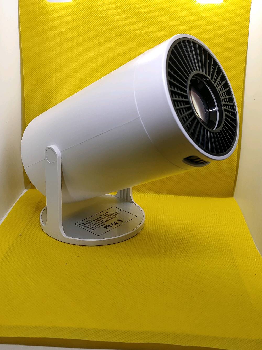 داتا شو بحالة ممتازة للبيع. يستخدم لعرض الفيديوهات والصور بجودة عالية. يجي مع منافذ HDMI وUSB لسهولة التوصيل بأجهزة مختلفة. مثالي للاستخدام في المنزل أو المكتب للعرض التقديمي.