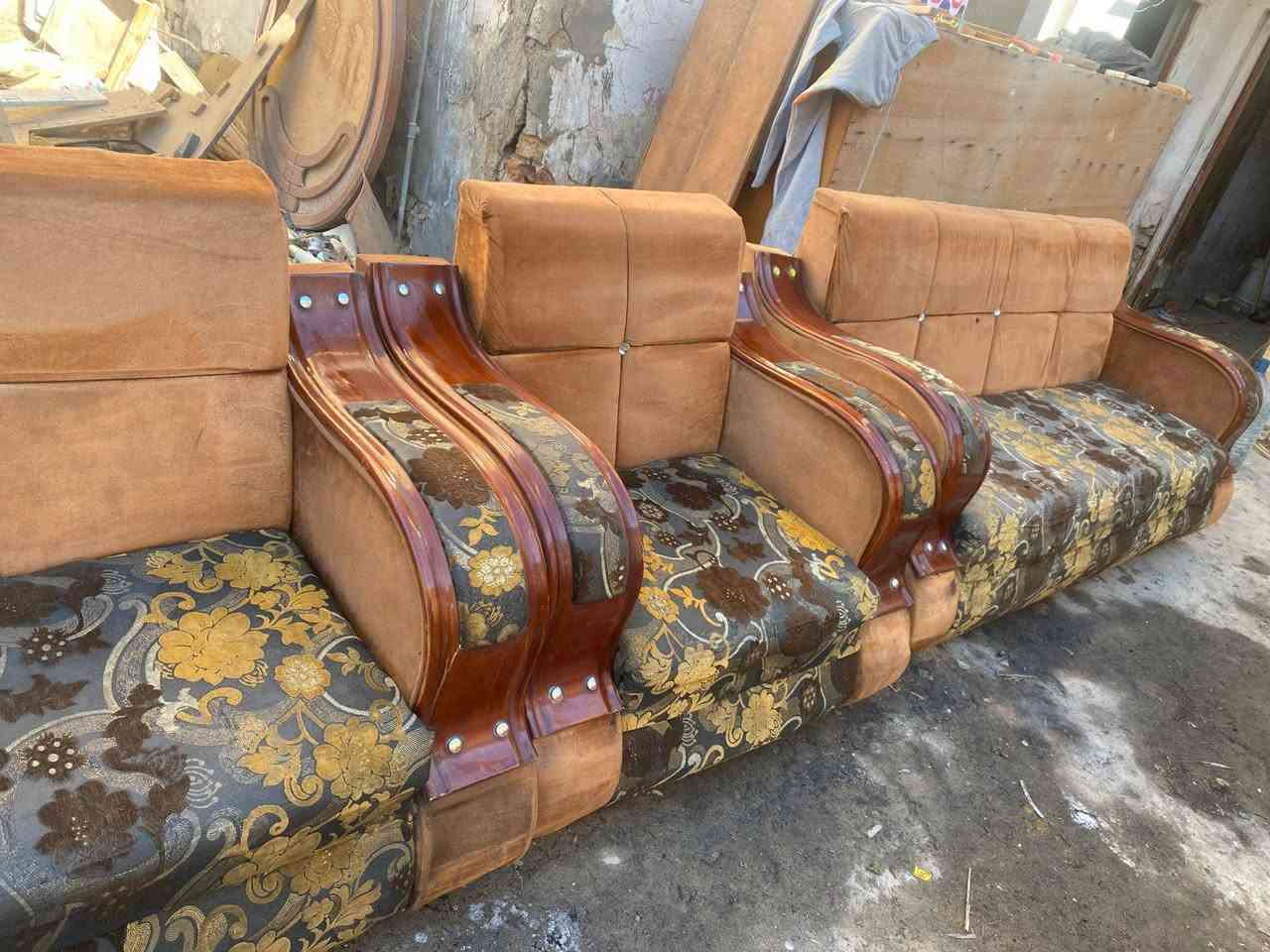 مكلف بالنشر 
نصف تخم6نفرات مناسب جدا نضيف كما واضح بالصوره اسفنج وقماش وخشب اسود المقعد مرتب وسعره 80فقل مكاني بالقاسم ***********
