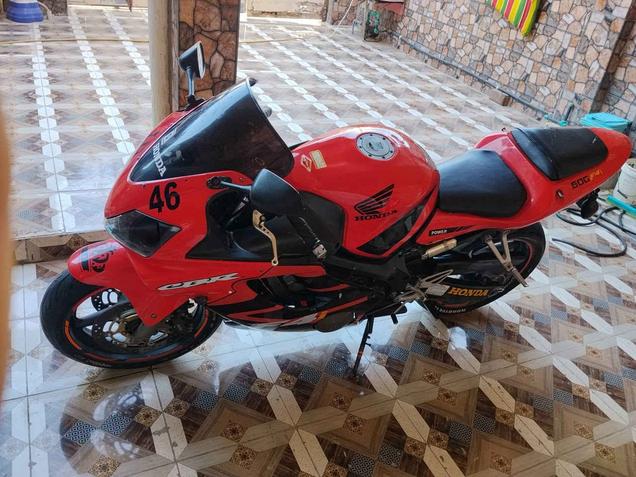 السلام عليكم شباب 
دراجه بطح افوراي 
محركه 600cc
محرك كير ضفيره عقل ع بلاد مملعوب بيهن 
كشرها كدام عينكم بيه ملاحضات كشر 90 ب ميه 
دراجه ماشيه 45 وارد امريكي 
حماوه 105 نكره سلف 
مكاني بابل حله تجي من باب بيت تأخذها 
متواجد خاص *********** 
سعرها 25 بيها مجال قليل
